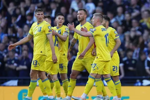 أوكرانيا تتحدى أوضاعها السياسية وتبلغ نهائي الملحق الأوروبي لكأس العالم بثلاثية في أسكتلندا